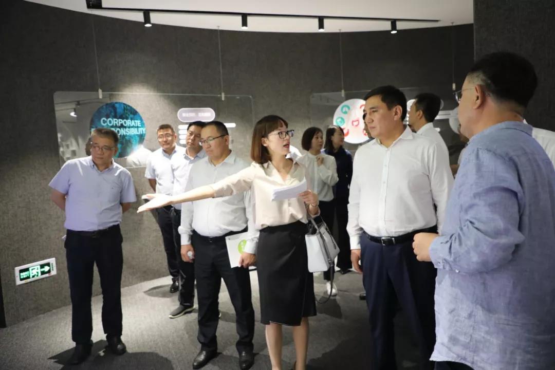為代表團介紹一然的菌株采集.jpg